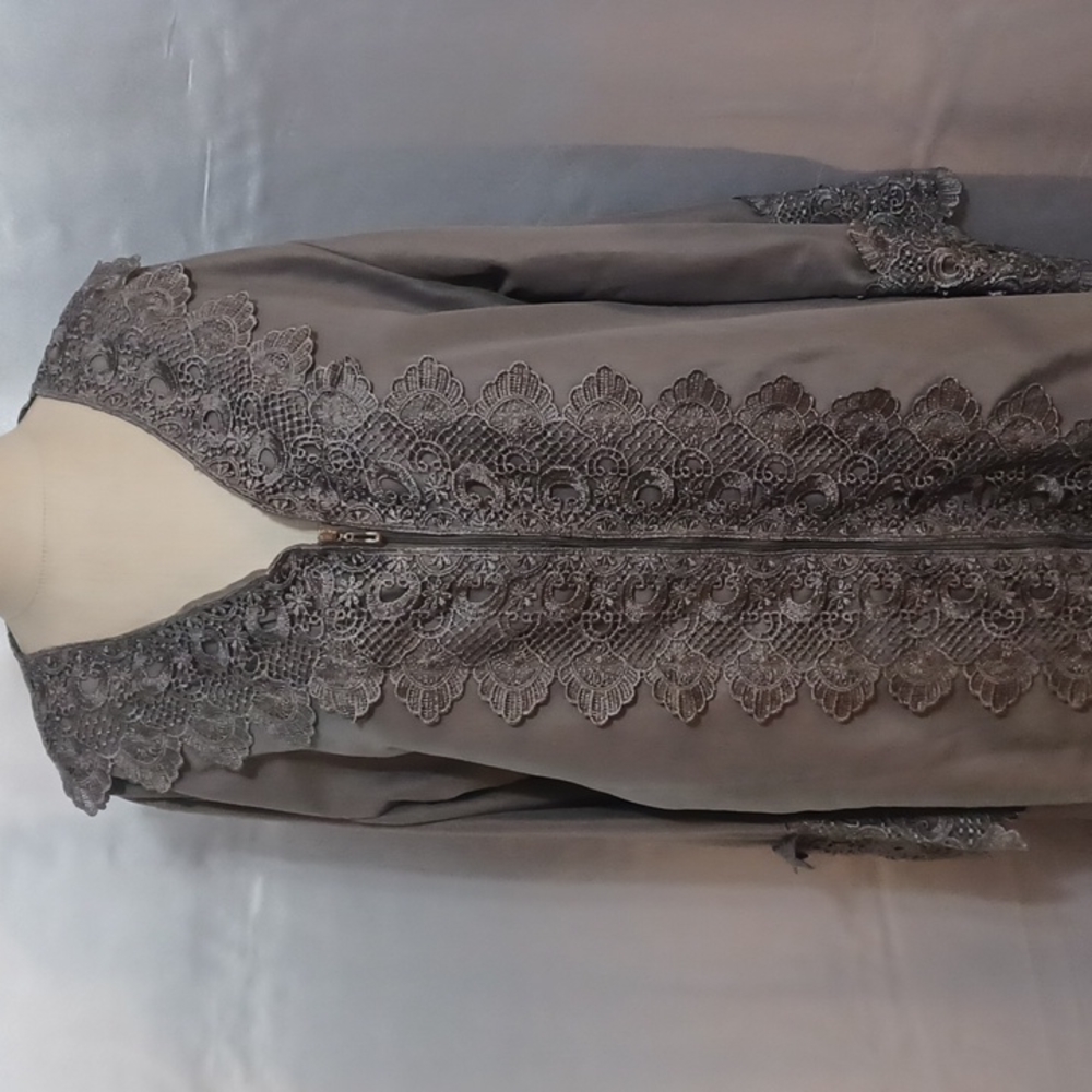 Highgate Manor Decorative Robe - Picture 2 of 6